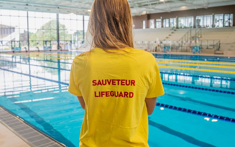 sauveteur aquatique à la piscine