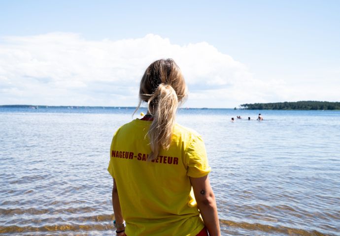 Sauveteuse en lac
