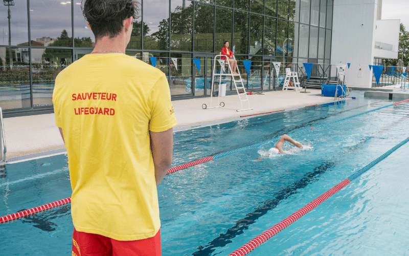 Sauveteur à la piscine